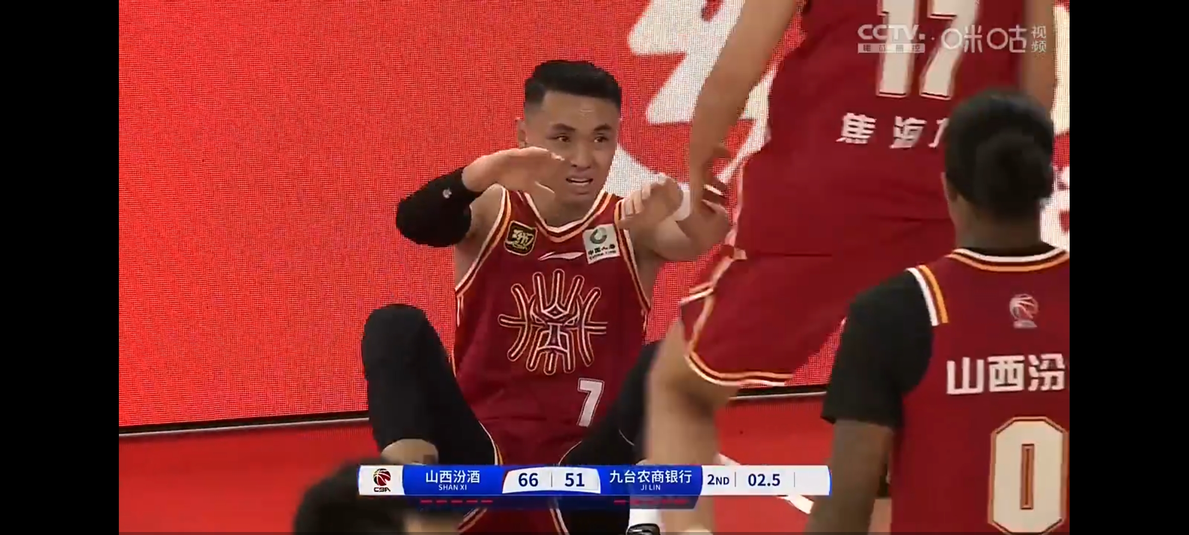 半岛体育官网安全-球队陷入困境，主帅紧急全队会议表态决战