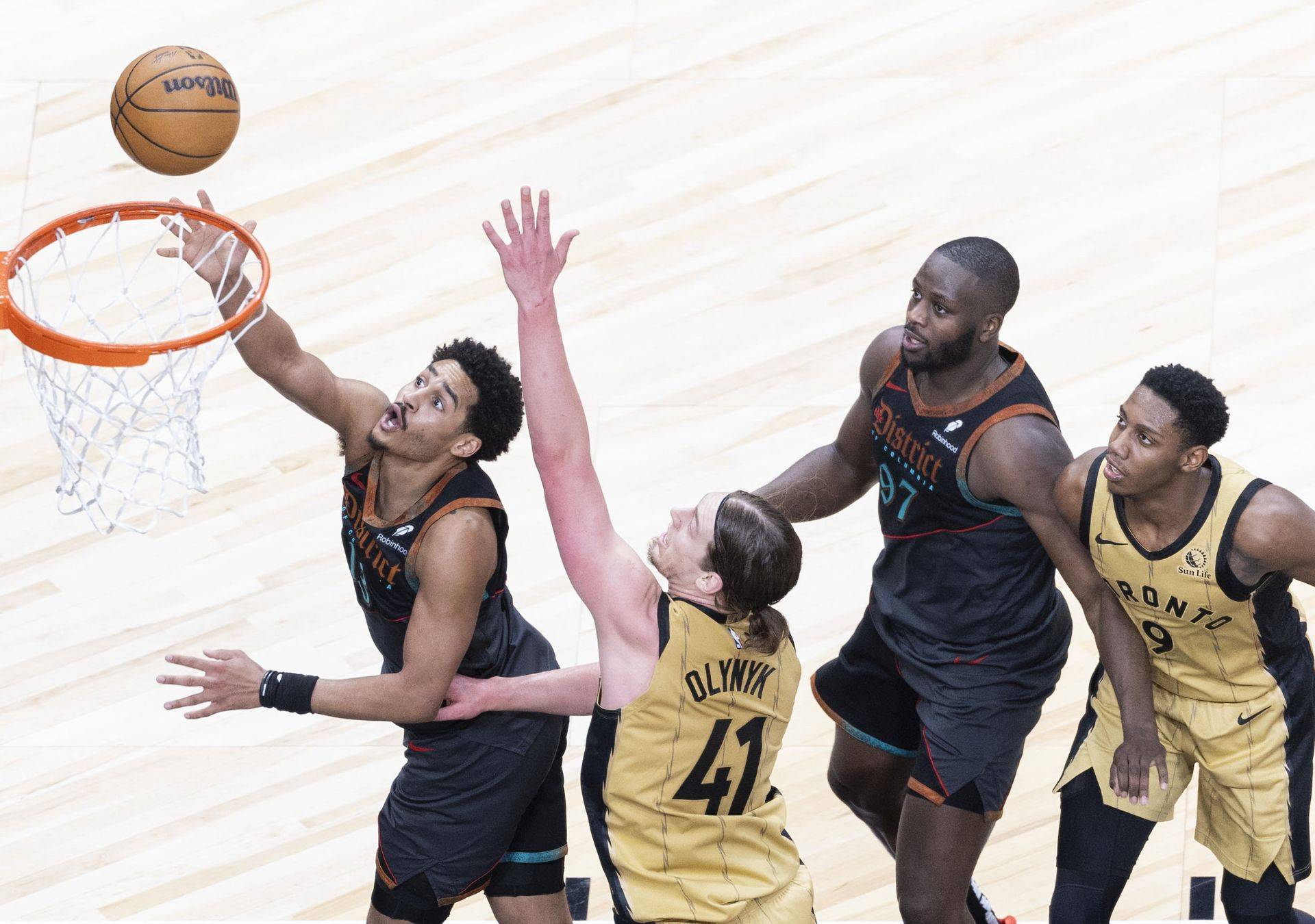 半岛体育官网入口-关于猛龙队再遭败绩，需尽快调整备战下一场竞赛的信息